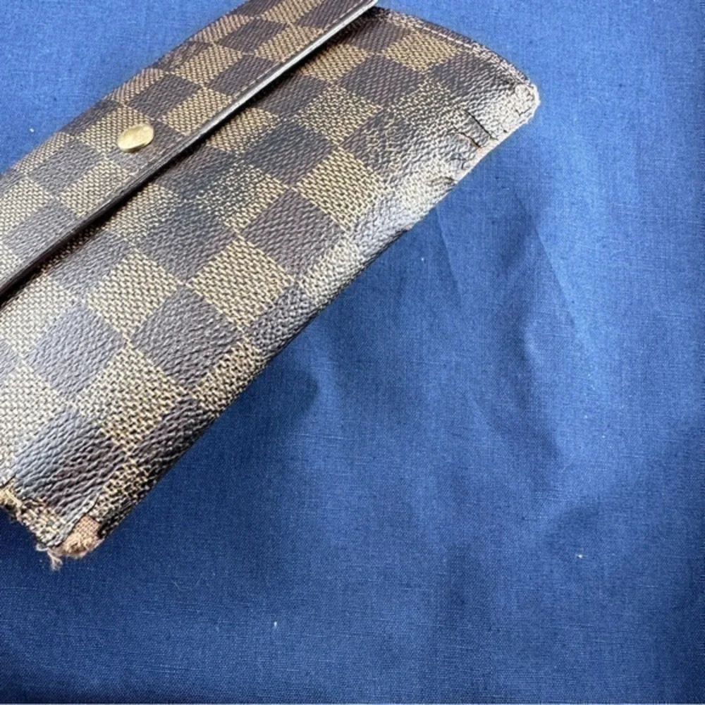AUTHENTIC Louis Vuitton wallet. Monogram canvas.